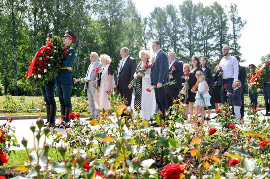 В День памяти и скорби делегация Общественной палаты Петербурга почтила память жертв Великой Отечественной войны