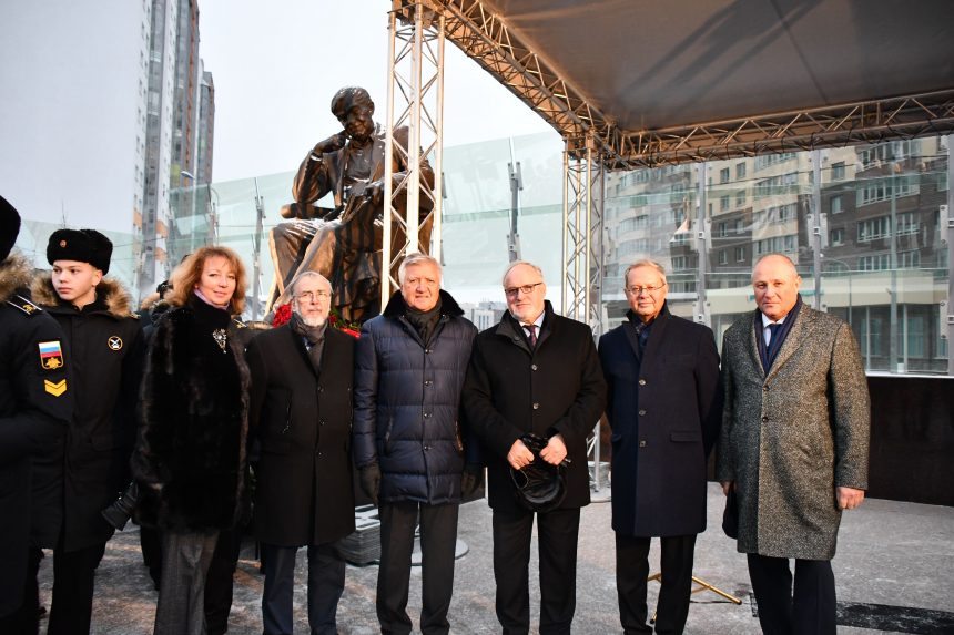 Члены Общественной палаты стали почетными гостями церемонии открытия памятника Даниилу Гранину