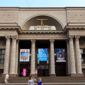 Геннадий Дягилев, Маргарита Урманчеева и Сергей Шуб рассказали о жизни детей-инвалидов в спектакле «Я сижу на берегу»