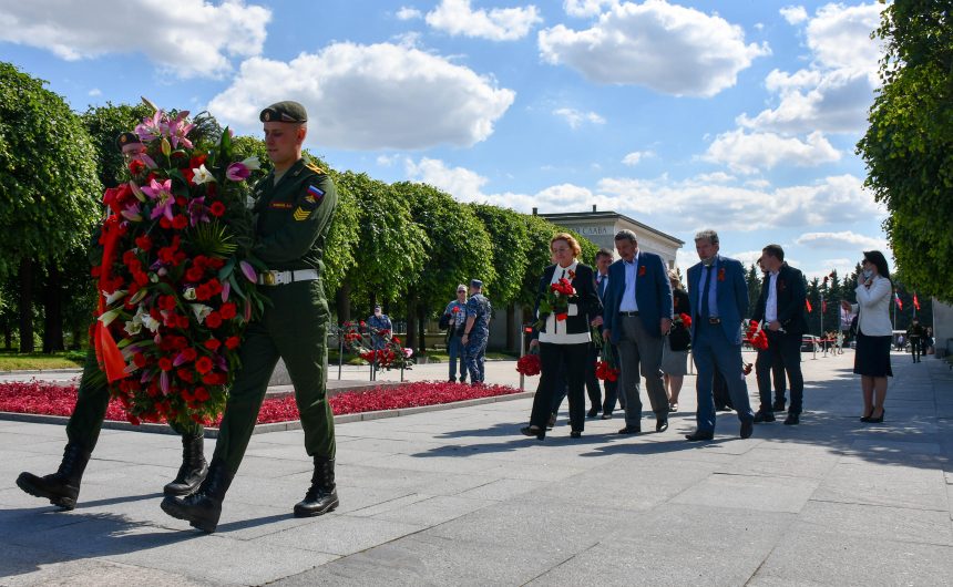 Делегация Общественной палаты Петербурга почтила память жертв Великой Отечественной войны