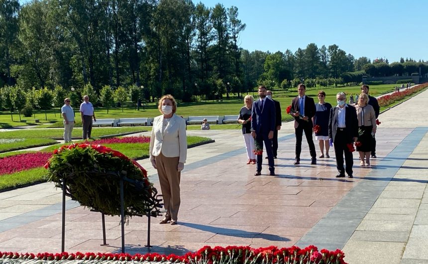 Общественная палата Санкт-Петербурга почтила память защитников Ленинграда на Пискаревском мемориальном кладбище