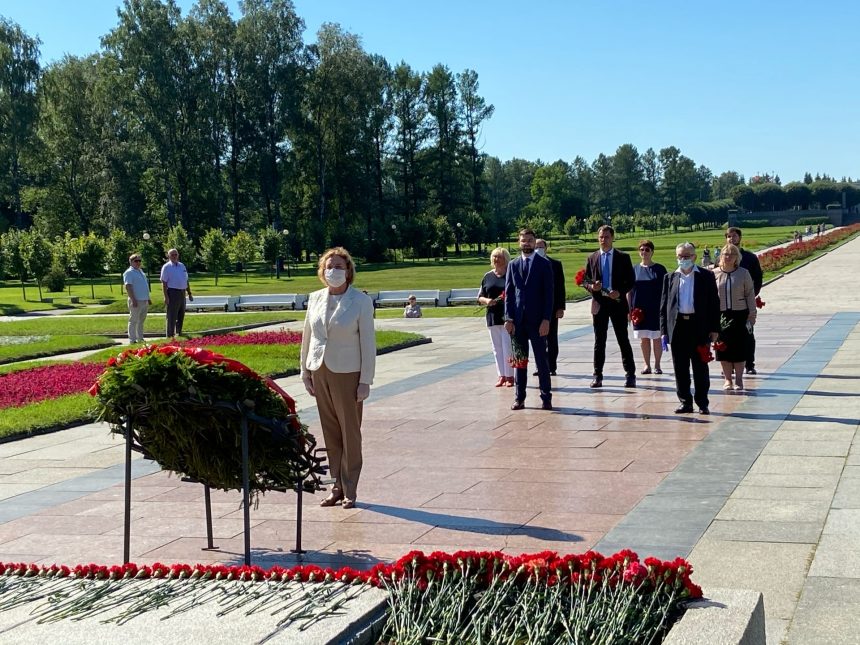 Общественная палата Санкт-Петербурга почтила память защитников Ленинграда на Пискаревском мемориальном кладбище