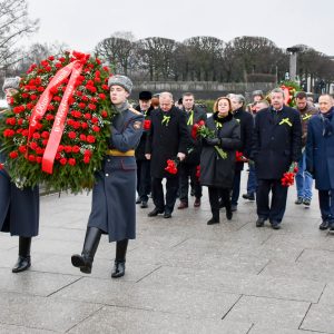 Делегация Общественной палаты Санкт‑Петербурга почтила память жертв блокады Ленинграда на Пискарёвском мемориальном кладбище