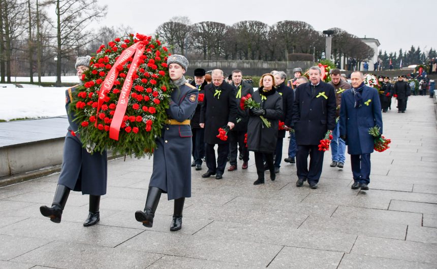Делегация Общественной палаты Санкт‑Петербурга почтила память жертв блокады Ленинграда на Пискарёвском мемориальном кладбище Делегация Общественной палаты Санкт‑Петербурга почтила память жертв блокады Ленинграда на Пискарёвском мемориальном кладбище