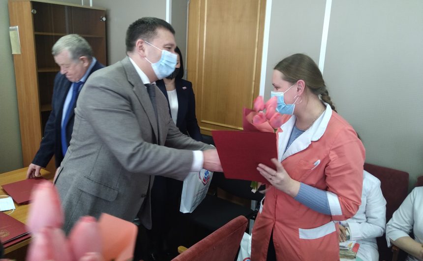 Общественная палата Петербурга поздравила городские коллективы врачей