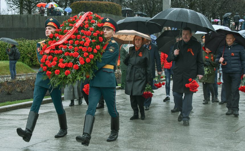 Делегация Общественной палаты Петербурга почтила память павших в Великой Отечественной войне Делегация Общественной палаты Петербурга почтила память павших в Великой Отечественной войне