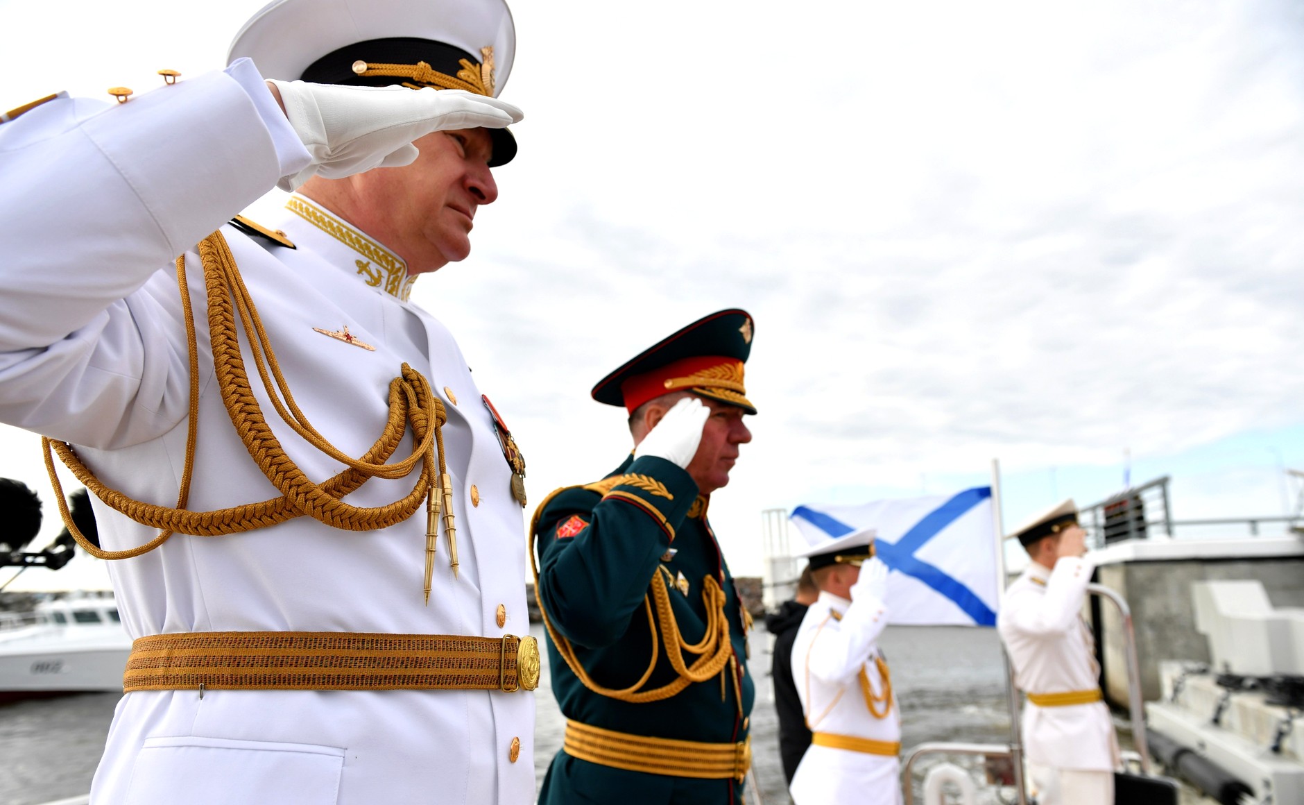 Морской офицер россии. Офицер ВМФ на параде. ВМФ РФ моряки на параде 2020. Офицер флота.