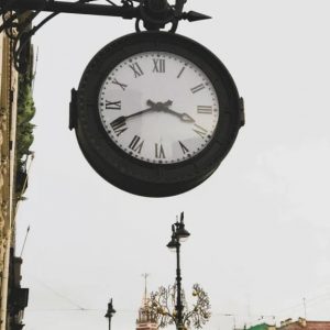 Уличным часам на Невском проспекте вернули точный ход