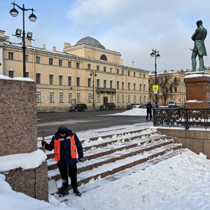 Член Общественной палаты Санкт-Петербурга, председатель Всероссийского общества автомобилистов Валерий Солдунов отметил, что город и коммунальные службы вновь оказались не готовы к снежной погоде перед началом зимы