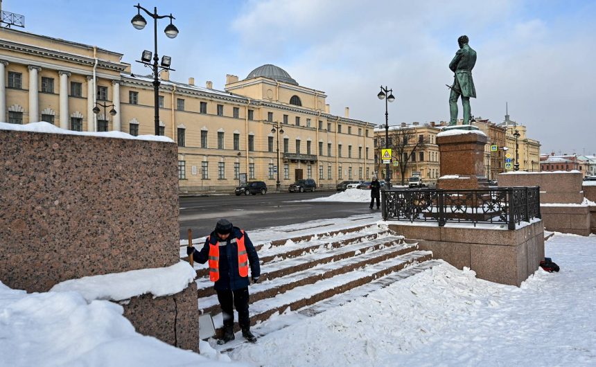 Член Общественной палаты Санкт-Петербурга, председатель Всероссийского общества автомобилистов Валерий Солдунов отметил, что город и коммунальные службы вновь оказались не готовы к снежной погоде перед началом зимы Член Общественной палаты Санкт-Петербурга, председатель Всероссийского общества автомобилистов Валерий Солдунов отметил, что город и коммунальные службы вновь оказались не готовы к снежной погоде перед началом зимы