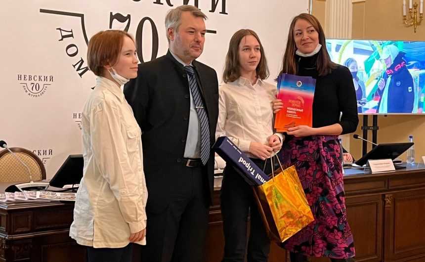 Дмитрий Солонников, член Общественной палаты Санкт-Петербурга, наградил победителей и призеров конкурса «Золотое Зерно» в Доме журналиста