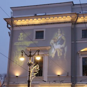 Световая проекция портрета Петра I украсила фасад здания Российской национальной библиотеки