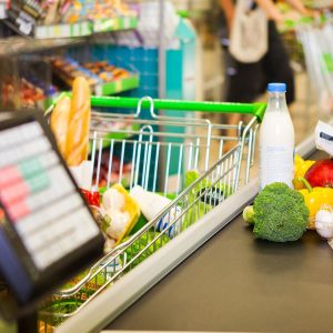 Член Общественной палаты, глава Союза потребителей России Петр Щелищ рассказал, на какие продукты будет снижена наценка