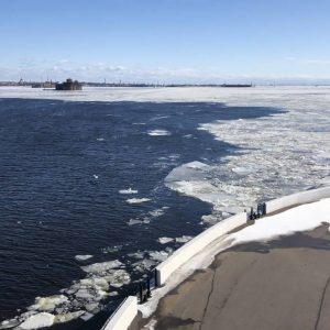 Утром 18 февраля в Петербурге продолжается непогода, сопровождаемая сильным ветром и угрозой наводнения