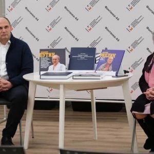 Михаил Рахлин, член Общественной палаты Санкт-Петербурга, президент Федерации дзюдо Санкт-Петербурга передал Центральной городской библиотеке им. Маяковского книгу «Очерки истории ленинградского-петербургского дзюдо. Факты. Имена. События»