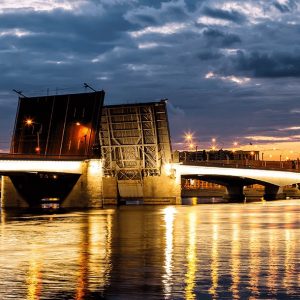 С сегодняшнего дня в Петербурге начинают разводить мосты