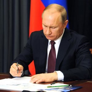 Владимир Путин подписал закон о наказании за фейки о действиях вооруженных сил