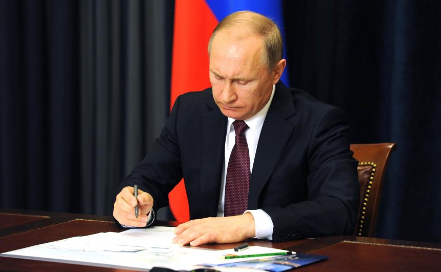 Владимир Путин подписал закон о наказании за фейки о действиях вооруженных сил Владимир Путин подписал закон о наказании за фейки о действиях вооруженных сил