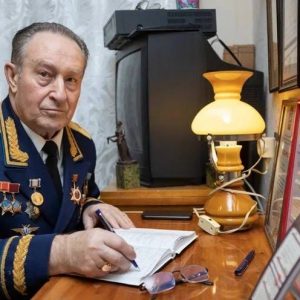 Василий Тихонович Волобуев, член Общественной палаты Петербурга, Председатель совета Санкт-Петербургской организации ветеранов, генерал-майор авиации обратился к ветеранам и блокадникам в честь приближающегося праздника 9 мая — Дня Великой Победы