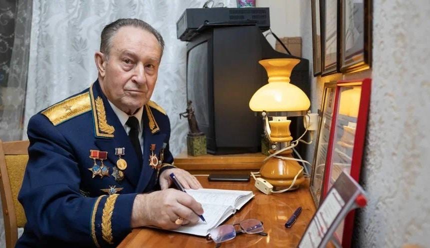 Василий Тихонович Волобуев, член Общественной палаты Петербурга, Председатель совета Санкт-Петербургской организации ветеранов, генерал-майор авиации обратился к ветеранам и блокадникам в честь приближающегося праздника 9 мая — Дня Великой Победы Василий Тихонович Волобуев, член Общественной палаты Петербурга, Председатель совета Санкт-Петербургской организации ветеранов, генерал-майор авиации обратился к ветеранам и блокадникам в честь приближающегося праздника 9 мая — Дня Великой Победы
