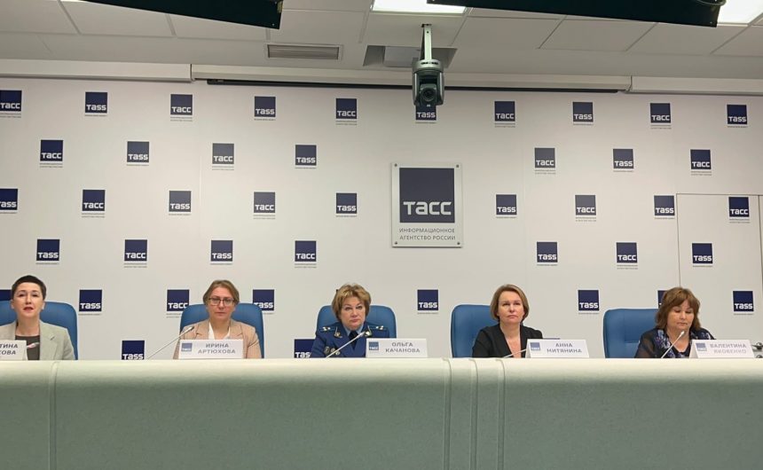 Ирина Артюхова, член Общественной палаты Санкт-Петербурга приняла участие в пресс-конференции, посвящённой влиянию средств массовой информации на детей и подростков Ирина Артюхова, член Общественной палаты Санкт-Петербурга приняла участие в пресс-конференции, посвящённой влиянию средств массовой информации на детей и подростков