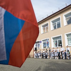 Члены Общественной палаты Санкт-Петербурга, Майя Пильдес и Георгий Вилинбахов прокомментировали идею начинать каждую учебную неделю в школах города с исполнения гимна и поднятия государственного флага