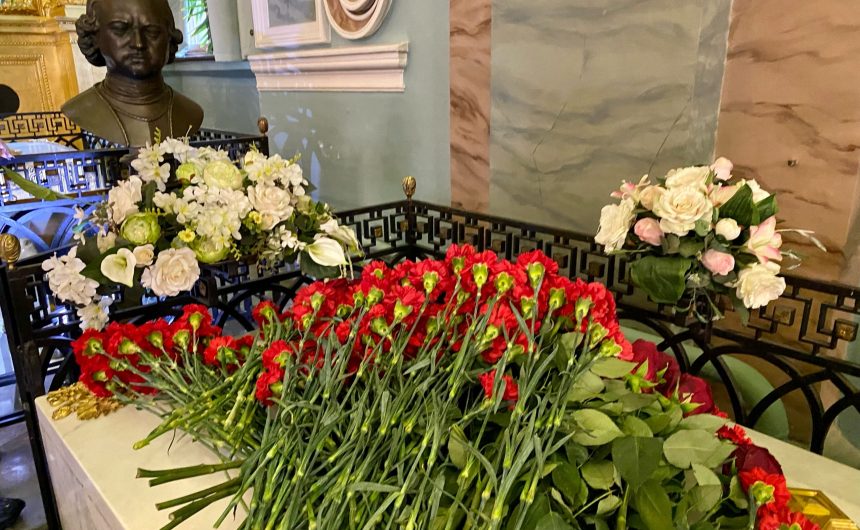 Члены Общественной палаты Петербурга возложили цветы к надгробию Петра Первого Члены Общественной палаты Петербурга возложили цветы к надгробию Петра Первого
