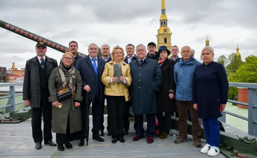 В Петропавловской крепости прозвучал выстрел в честь дня рождения Петербурга В Петропавловской крепости прозвучал выстрел в честь дня рождения Петербурга