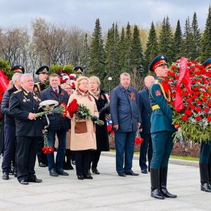 Делегация Общественной палаты Петербурга почтила память павших в Великой Отечественной войне