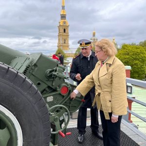 Председатель Общественной палаты Санкт-Петербурга Ирина Соколова произвела полуденный выстрел из пушки с Нарышкина бастиона Петропавловской крепости