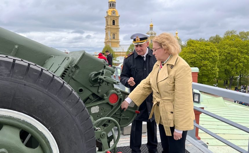 Председатель Общественной палаты Санкт-Петербурга Ирина Соколова произвела полуденный выстрел из пушки с Нарышкина бастиона Петропавловской крепости