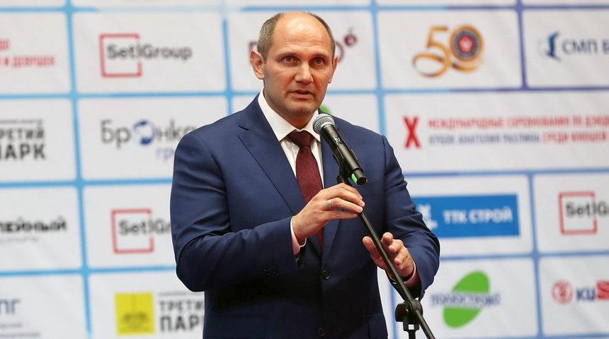 Президент Федерации дзюдо Санкт-Петербурга, член Общественной палаты города Михаил Рахлин порадовался присутствию в зале легендарных спортсменов и рассказал, за счёт чего завоёвывают медали ребята из ДНР