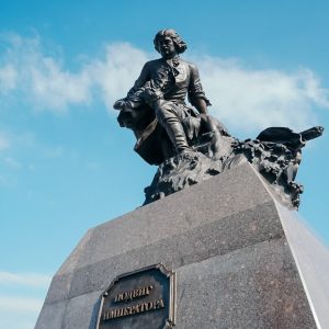 Николай Буров, член Общественной палаты Петербурга высказал свое мнение о том, насколько хорошо город подготовился к празднованию дня рождения Петра Первого