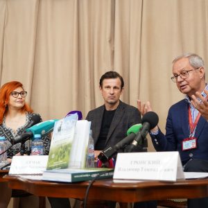 В Главном здании Российской национальной библиотеки состоялась творческая встреча члена Общественной палаты Петербурга Владимира Гронского с главным тренером футбольного клуба «Зенит» Сергеем Семаком