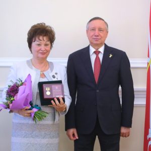 Лариса Листова и Владимир Окрепилов – члены Общественной палаты Петербурга поощрены за высокие достижения в профессиональной деятельности памятным знаком «350 лет Петру Великому»