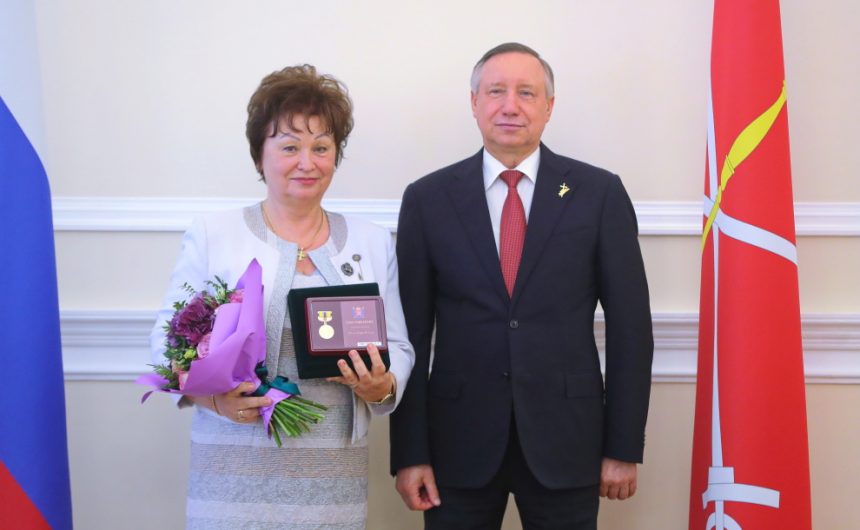 Лариса Листова и Владимир Окрепилов – члены Общественной палаты Петербурга поощрены за высокие достижения в профессиональной деятельности памятным знаком «350 лет Петру Великому»