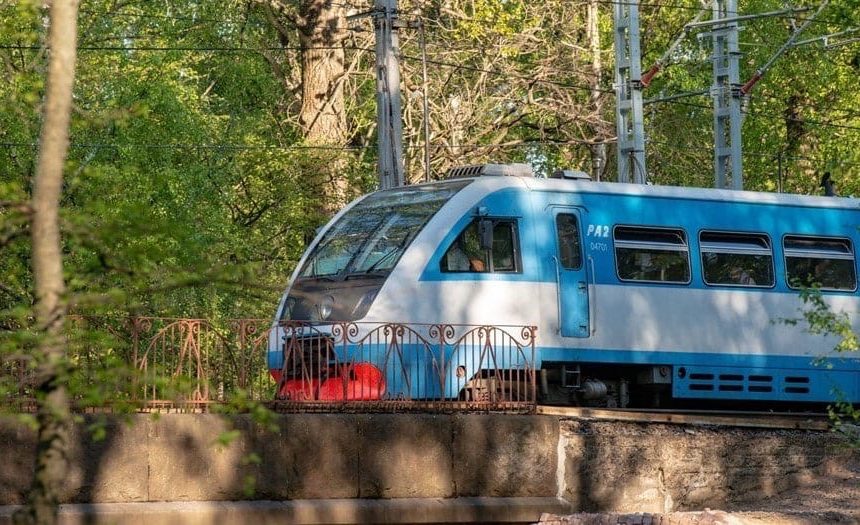 Школьники и студенты из Петербурга со 2 июня лишатся льгот в электричках
