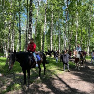 Сегодня состоялось выездное мероприятие по основам верховой езды для семей с детьми из ДНР и ЛНР