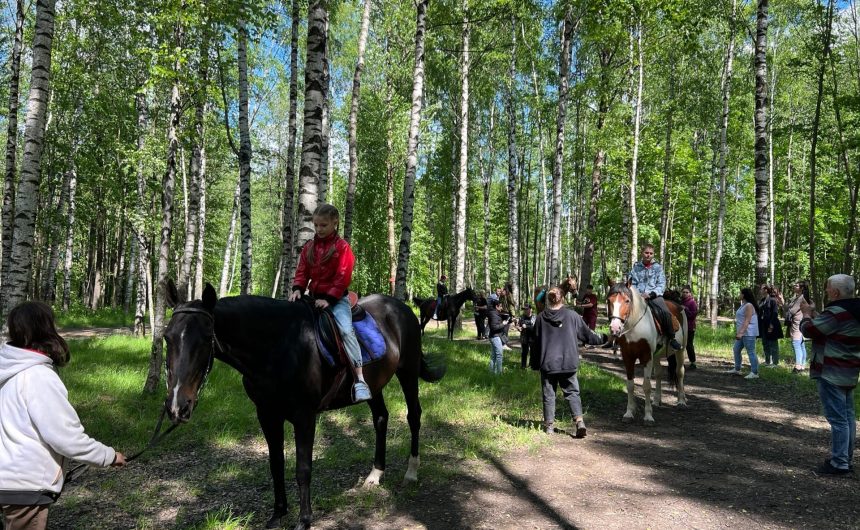 Сегодня состоялось выездное мероприятие по основам верховой езды для семей с детьми из ДНР и ЛНР