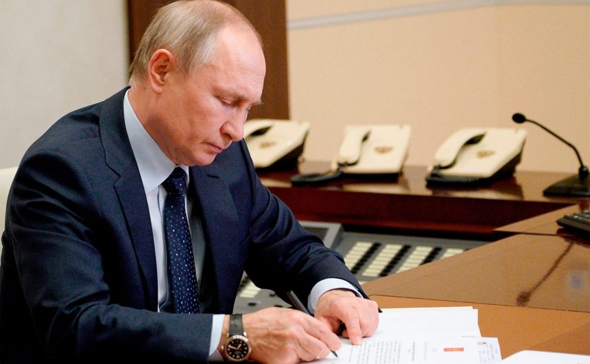 Президент России Владимир Путин установил 2 октября Днём среднего профессионального образования Президент России Владимир Путин установил 2 октября Днём среднего профессионального образования