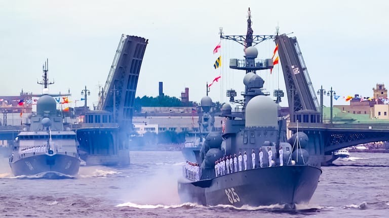 Репетиция парада ко Дню ВМФ изменит график разводки мостов Репетиция парада ко Дню ВМФ изменит график разводки мостов