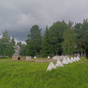По инициативе Валерия Солдунова, председателя комиссии по благоустройству, транспорту, экологии и урбанистике Общественной палаты Санкт-Петербурга, монумент Герою Советского Союза перевезен с заброшенной территории и восстанавливается