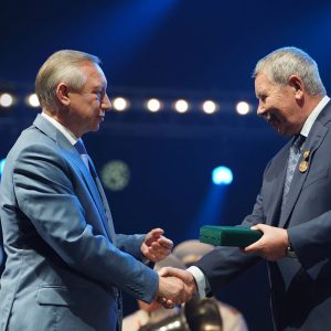 На концерте, посвящённом Дню строителя, заместитель председателя Общественной палаты Санкт-Петербурга Александр Вахмистров, награждён памятным знаком
