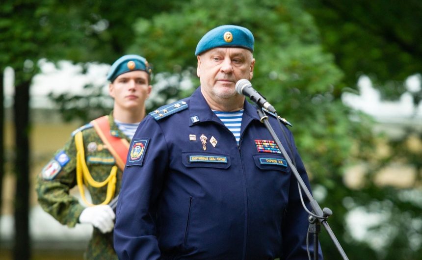 Член Общественной палаты Петербурга, руководитель Союза десантников России в СЗФО Александр Турков принял участие в возложении цветов к бюсту генерала Василия Маргелова Член Общественной палаты Петербурга, руководитель Союза десантников России в СЗФО Александр Турков принял участие в возложении цветов к бюсту генерала Василия Маргелова