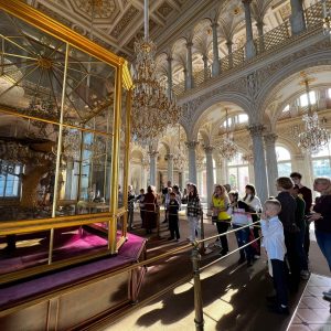 Сегодня семьи из ЛНР и ДНР посетили Эрмитаж и побывали сразу в трёх его зданиях: Малом, Новом и Старом