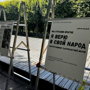 Сегодня, 8 сентября, в День памяти жертв блокады Ленинграда на Пискаревском мемориале проходят поэтические чтения Открытого микрофона «Наши павшие — как часовые»