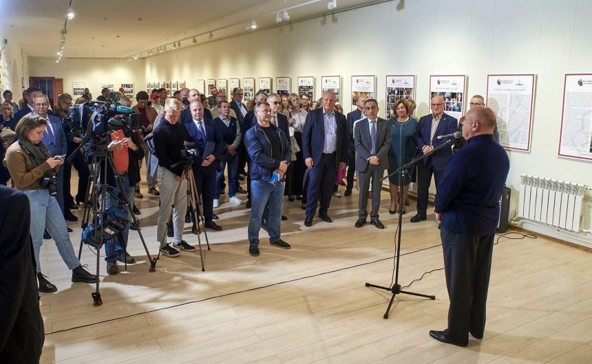 В Петропавловской крепости открылась выставка «Архитектура как искусство»: об этом рассказал член Общественной палаты Санкт-Петербурга Владимир Гронский