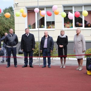 Михаил Рахлин, председатель комиссии по молодёжной политике развитию добровольчества, патриотическому воспитанию и спорту Общественной палаты Санкт-Петербурга, торжественно открыл спортивную площадку на территории детского сада № 42 в Калининском районе