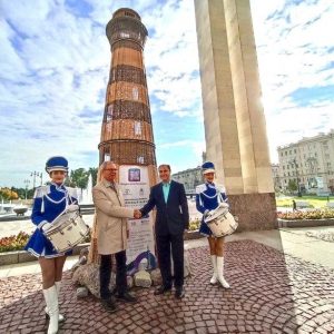 Символ любви к чтению установили на одной из центральных аллей города, об этом поделился Владимир Гронский, член Общественной палаты Петербурга