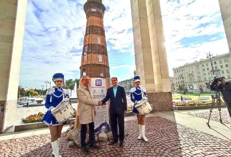 Символ любви к чтению установили на одной из центральных аллей города, об этом поделился Владимир Гронский, член Общественной палаты Петербурга